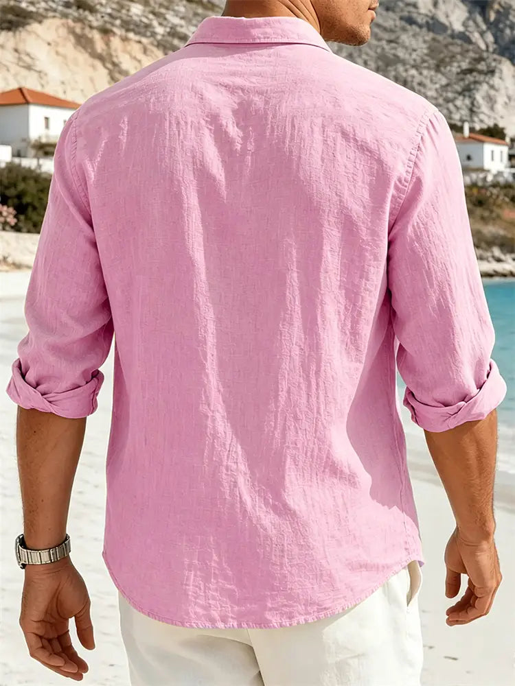 une chemise rose clair pour homme en coton et lin à manches longues avec poignets retroussés et un col classique