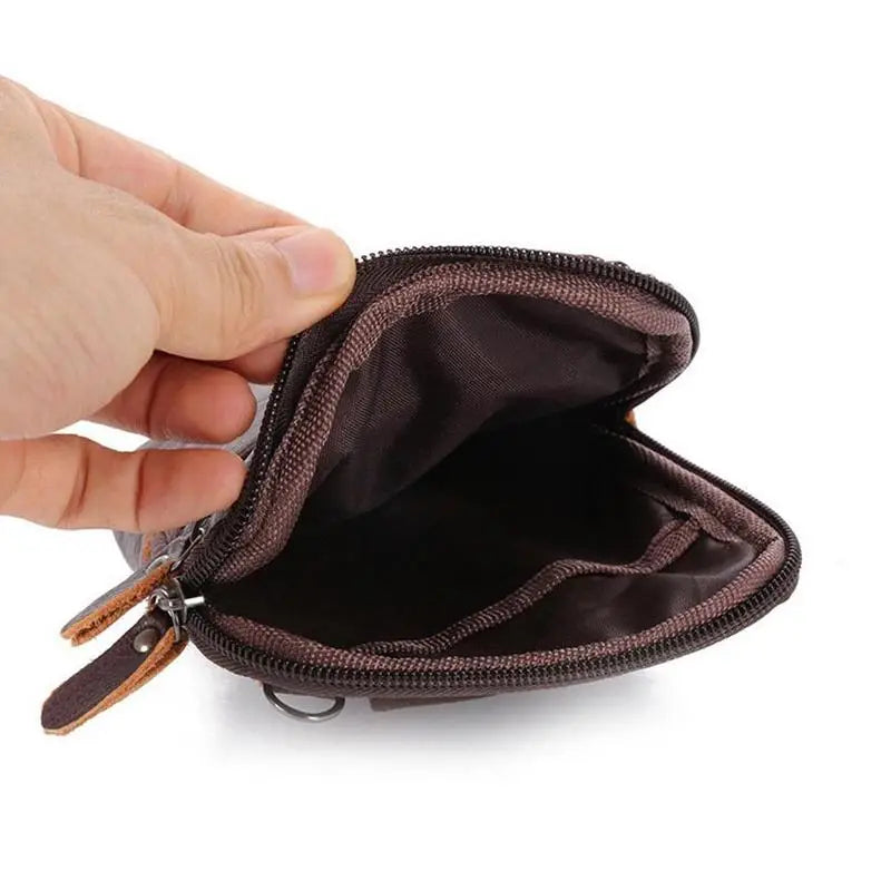 braune Ledergürteltasche für Herren und Umhängetasche für das Mobiltelefon mit Reißverschlussverschluss und Metallring für eine komfortable Befestigung der Gürteltasche.