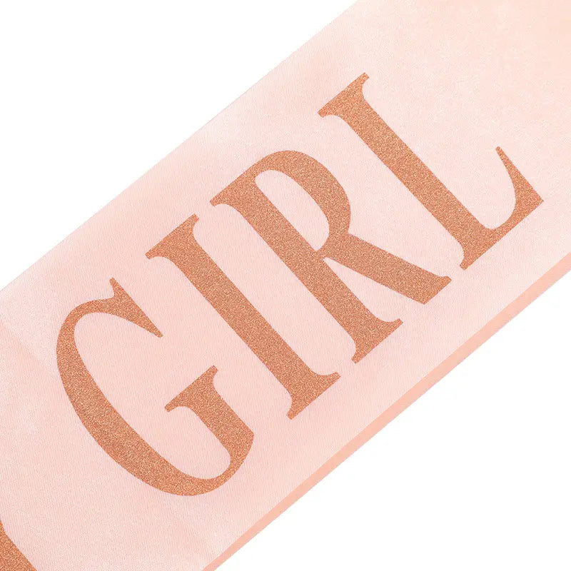 una banda/faja de satén rosa suave con la palabra "girl" impresa en un tipo de letra color rosa oro brillante del conjunto de tiara y banda con pedrería para chica de cumpleaños