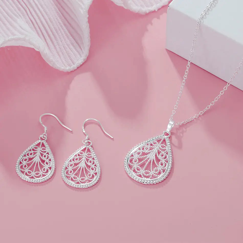 Collier pendentif en forme de goutte en argent sterling avec un motif ajouré filigrané détaillé et une chaînette délicate de l’ensemble de bijoux en argent sterling en forme de goutte, serti d’une larme.