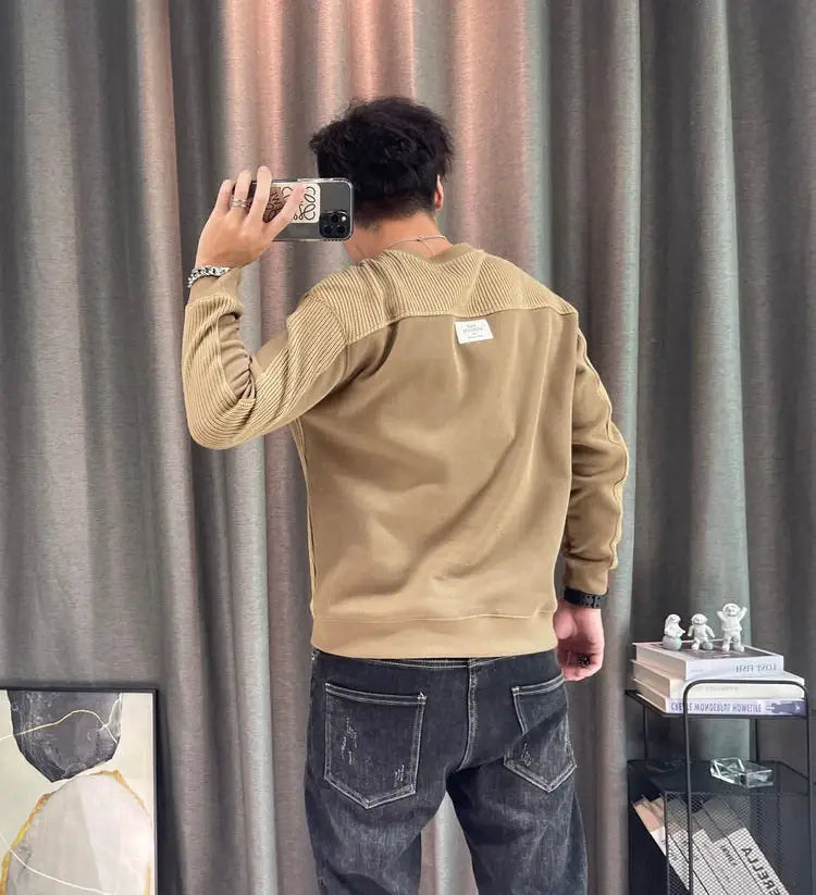 Pull-over en maille à empiècement contrastant pour homme, manches longues, couleur beige, avec manches en maille côtelée et une petite étiquette blanche sur le côté arrière