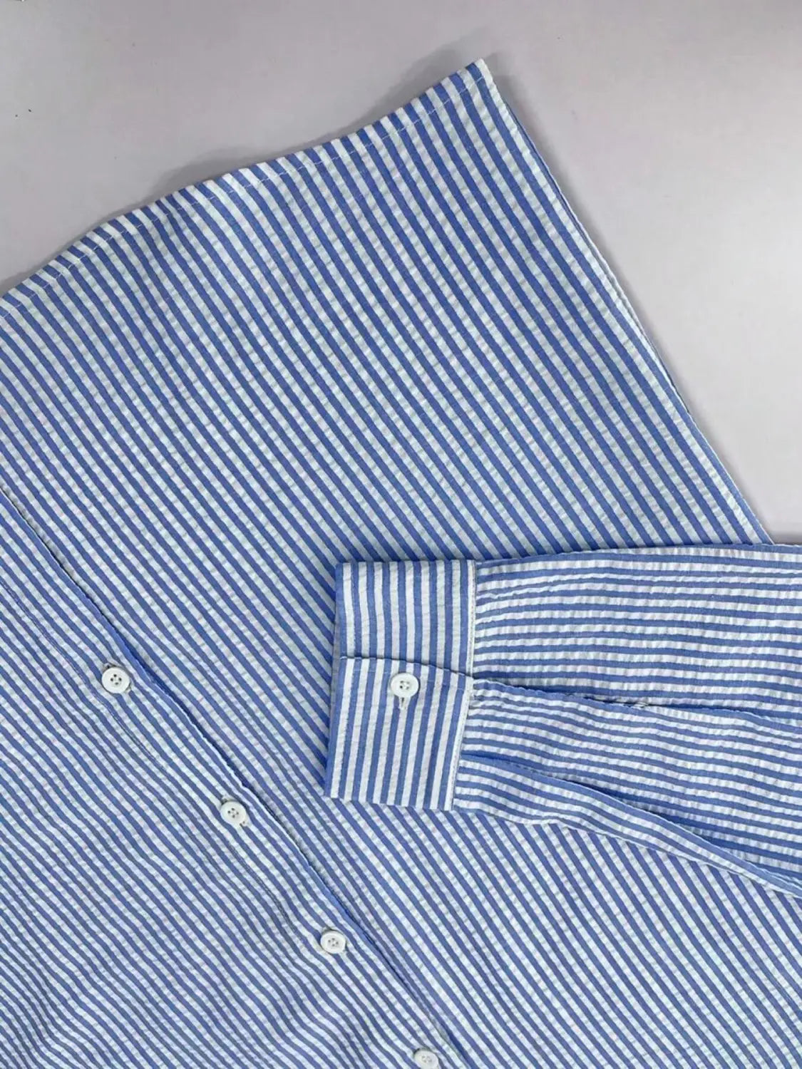 chemise décontractée boutonnée manches longues à rayures bleues pour homme présentant un motif net à rayures bleu et blanc, un col classique et des poignets soigneusement pliés