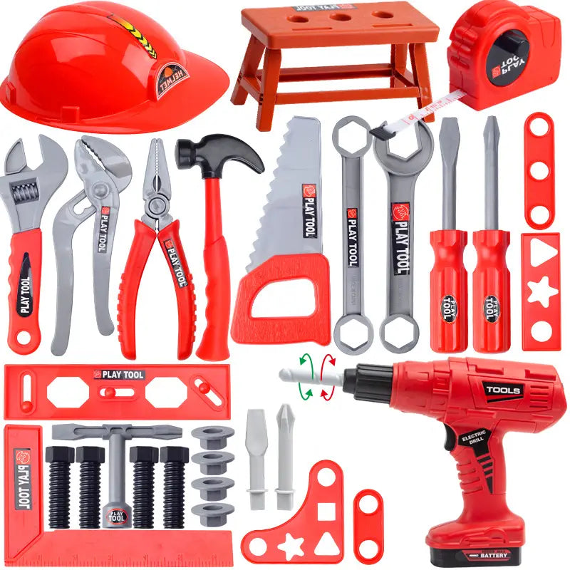 casque de travailleur de la construction en plastique rouge pour jeu, avec logo jaune et noir, provenant d’un ensemble de jouets d’outils avec perceuse électrique et établi.