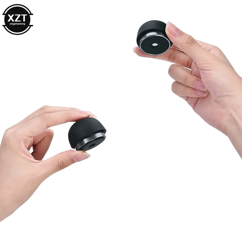Schwarze kabellose Ohrhörer mit silberfarbenen metallischen Akzenten und schlankem, kompaktem Design, dargestellt mit einem klappbaren Mini-Laptop-Ständer-Kühlerhalter.