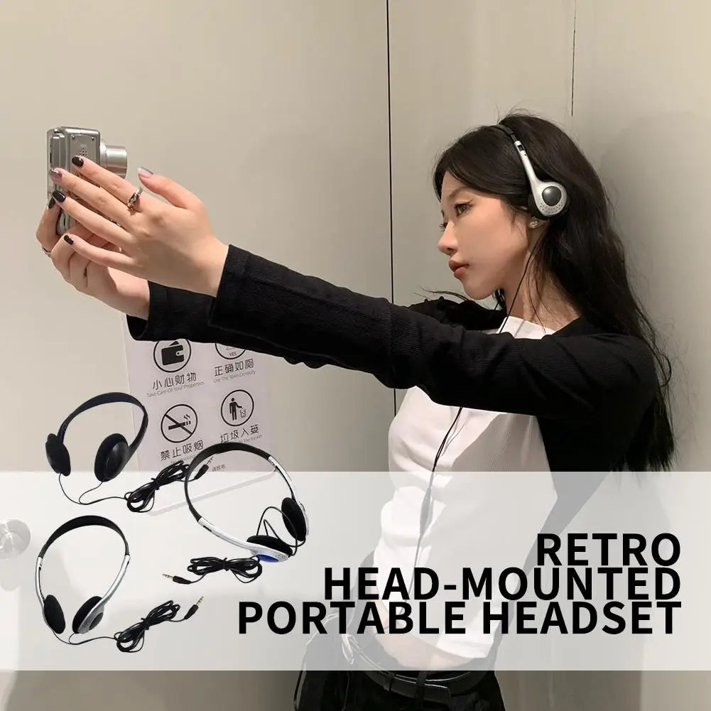 Casque d’écoute supra-auriculaire rétro filaire argent et noir avec coussinets d’oreille réglables et un câble spiralé pour un usage audio portable.