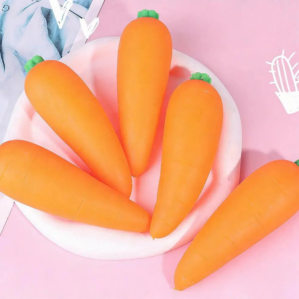 Pelotas antiestrés esponjosas en forma de zanahoria naranja de elevación lenta con tapas verdes, diseñadas para aliviar el estrés y para el juego sensorial.