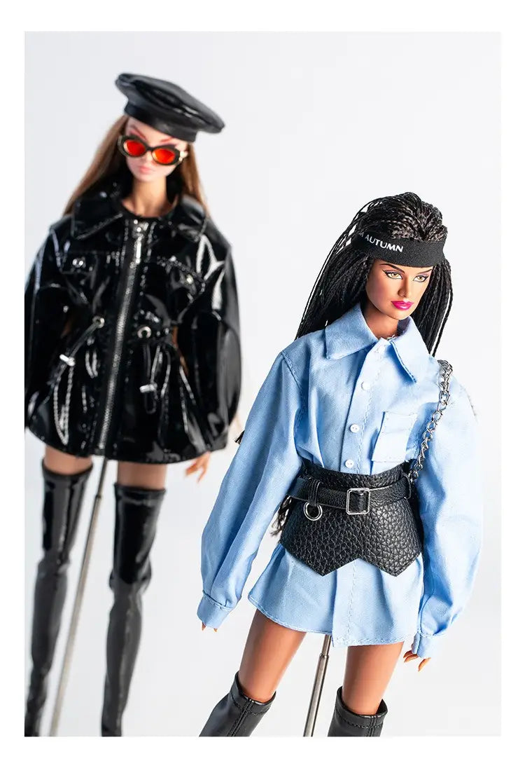 Die 1/6-Skala futuristische Puppenbekleidung umfasst ein hellblaues, knopfgebundenes Hemdkleid mit einem schwarzen texturierten Gürtel und passenden Stiefeln.
