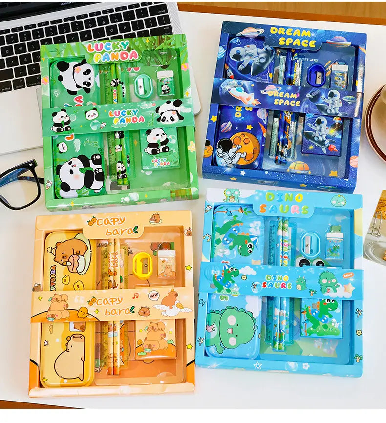 Kinder-Kinderzeichentrick-Schreibwaren-Set für Schulbedarf-Geschenke mit vier farbenfrohen, zeichentrickinspirierten Sets in Grün-Panda, Blau-Raum, Gelb-Bär und Blau-Dinosaurier-Designs.