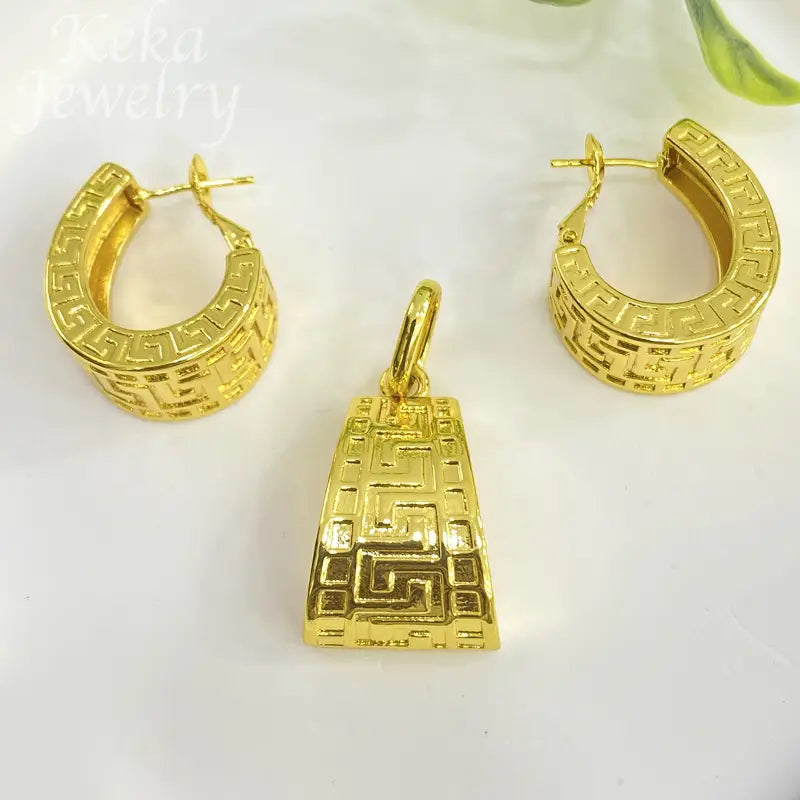 Goldenes Schmuckset mit griechischem Mäander, mit goldfarbenen Creolen und einem passenden Anhänger mit einem kunstvollen griechischen Mäander-Design.