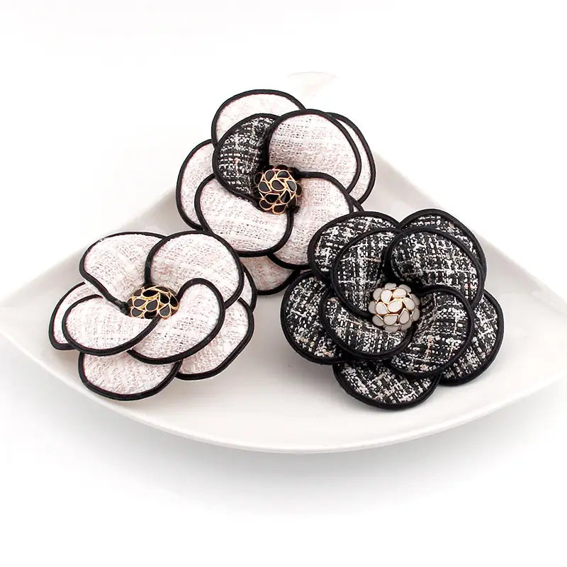 Drei elegante Broschen aus schwarzem und weißem Tweed-Kamelienstoff mit goldfarben wirkenden Metall-Zentren für Retro-Damen-Ansteckschmuck
