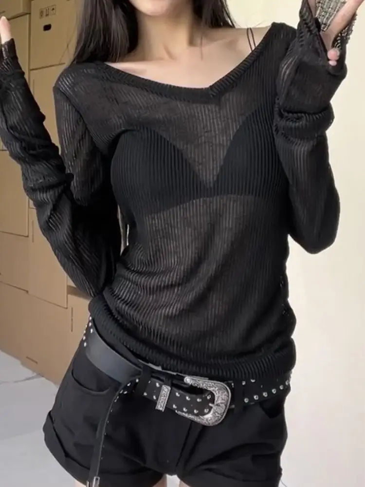 Damen-Schierer Langarm-V-Ausschnitt-Top in schwarzem geripptem Stoff, entworfen als Slim Casual Tee.