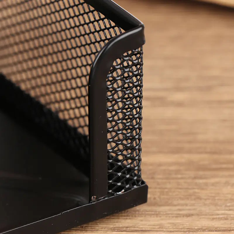 Schwarzer Metall-Mesh-Schreibtischorganizer aus Metall als Halter für Stifte und Akten, mit schlankem, modernem Design für eine effiziente Organisation des Arbeitsplatzes