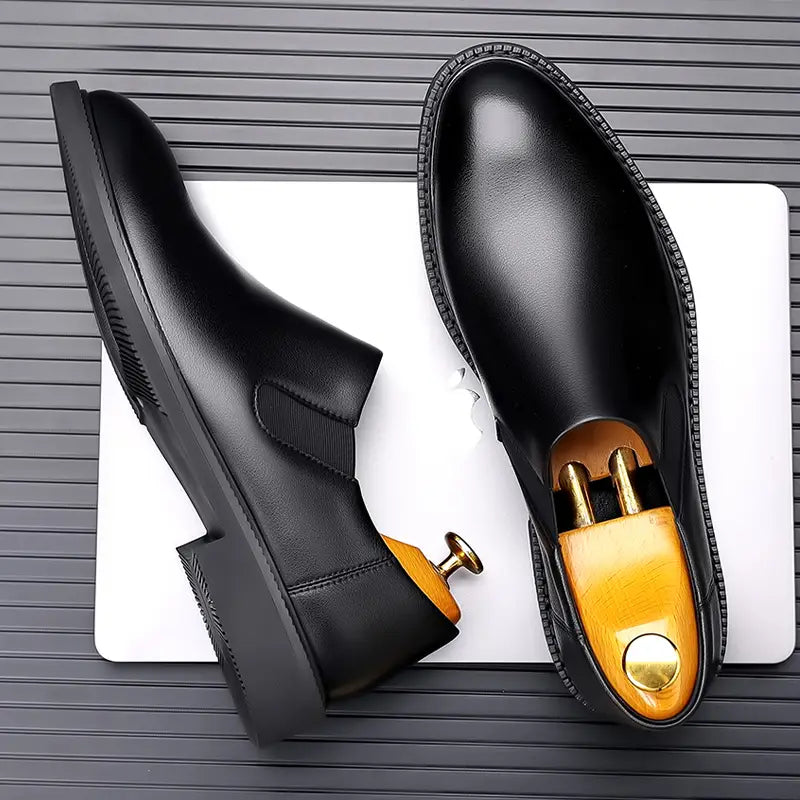 Chaussures habillées à enfiler en cuir pour hommes, marron, avec bottines Chelsea en cuir noir, finition polie et élégante, et semelles intérieures en bois contrastantes de couleur châtaigne.