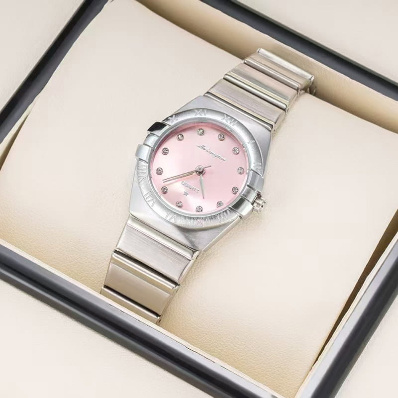 Un elegante reloj de cuarzo para mujer Omega de acero inoxidable con acabado plateado, con esfera de nácar rosa adornada con marcadores horarios de diamantes e indicadores en números romanos.