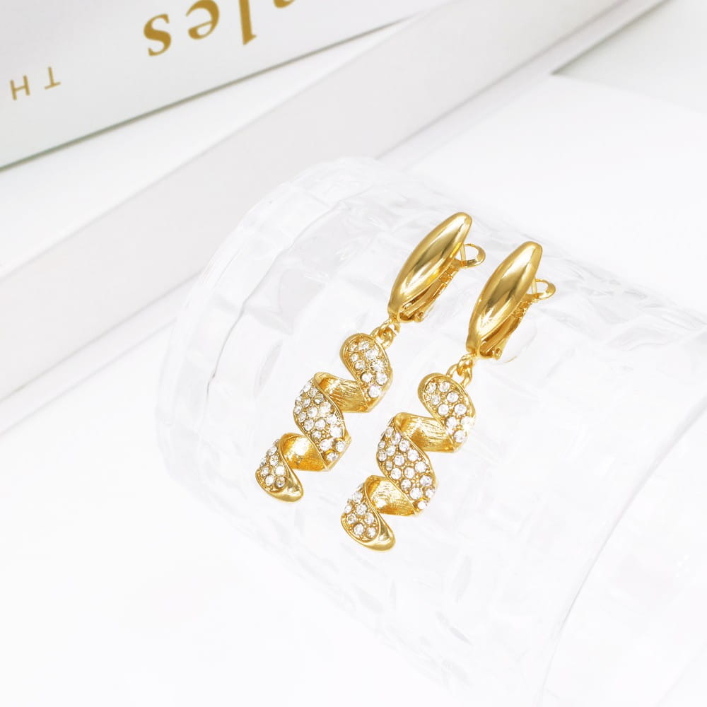 Goldfarbene Clip-Ohrringe mit spiralförmigem Design, verziert mit klaren Strasssteinen aus dem Goldquasten-Schmuckset für Damen.