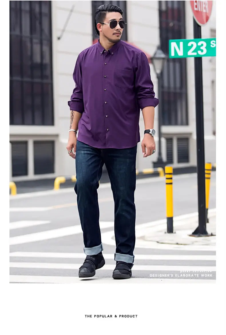 Chemise habillée pour hommes, grande taille, manches longues violette, avec manches retroussées et col classique pour une tenue de travail formelle.