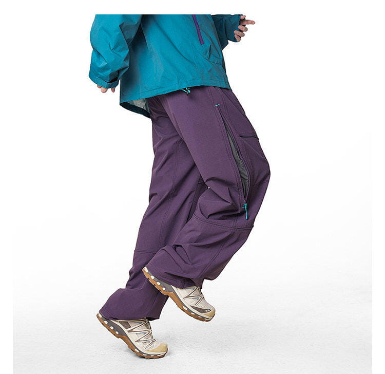 pantalones cargo impermeables para senderismo en color morado, con detalles de cremallera color verde azulado y múltiples bolsillos, diseñados para un funcionamiento de secado rápido.