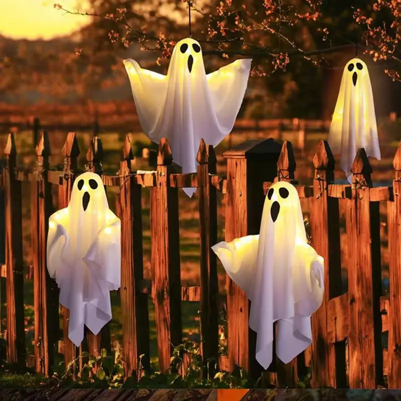 adornos colgantes de Halloween con forma de fantasma translúcido blanco con luces LED y un interior iluminado, colgados de una cerca de madera, hechos en China continental