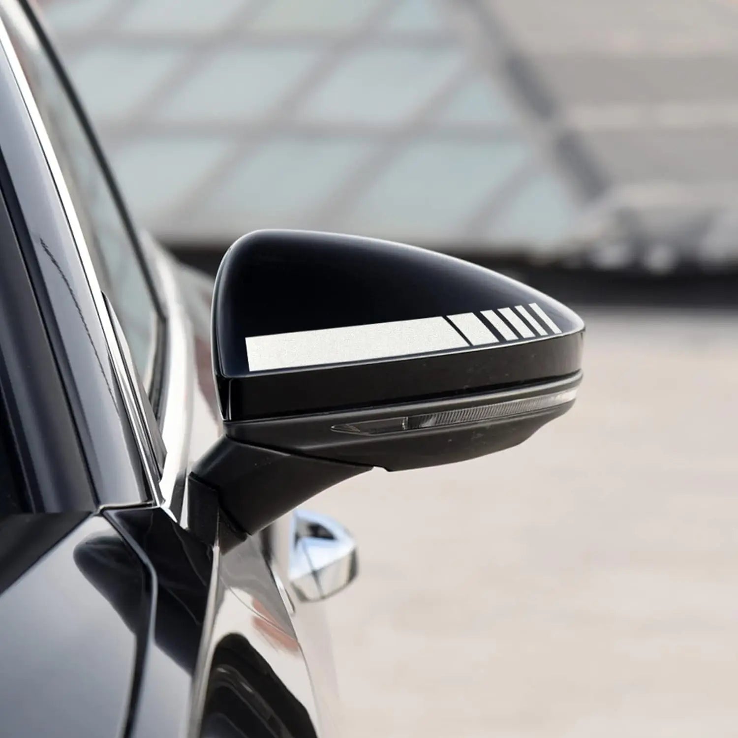 Miroir de rétroviseur arrière de voiture noir, finition brillante et élégante et autocollant vinyle rayé blanc comportant trois lignes parallèles, pour une personnalisation élégante.