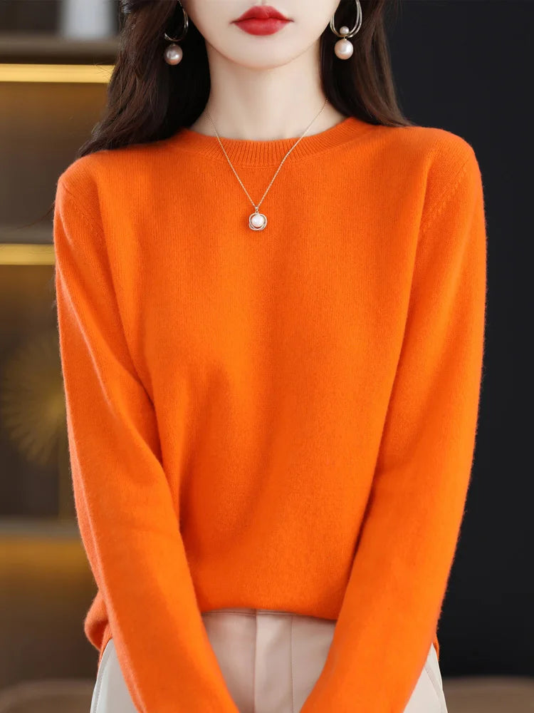Ein leuchtend orangefarbener Merino-Woll-Pullover für Damen im Casual-Stil mit langen Ärmeln, Rundhalsausschnitt und weicher, gerippter Strickstruktur.