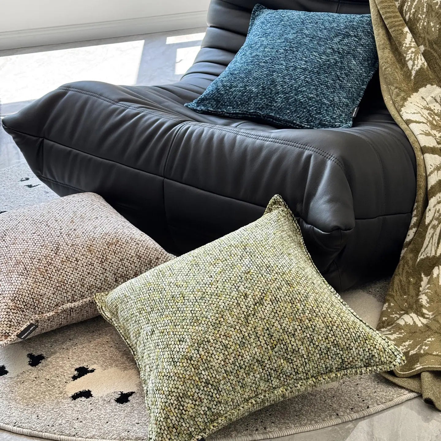 Housse de coussin d’appoint en chenille vert olive, avec un fini de tissu tricoté tissé texturé, conçue comme coussin décoratif.