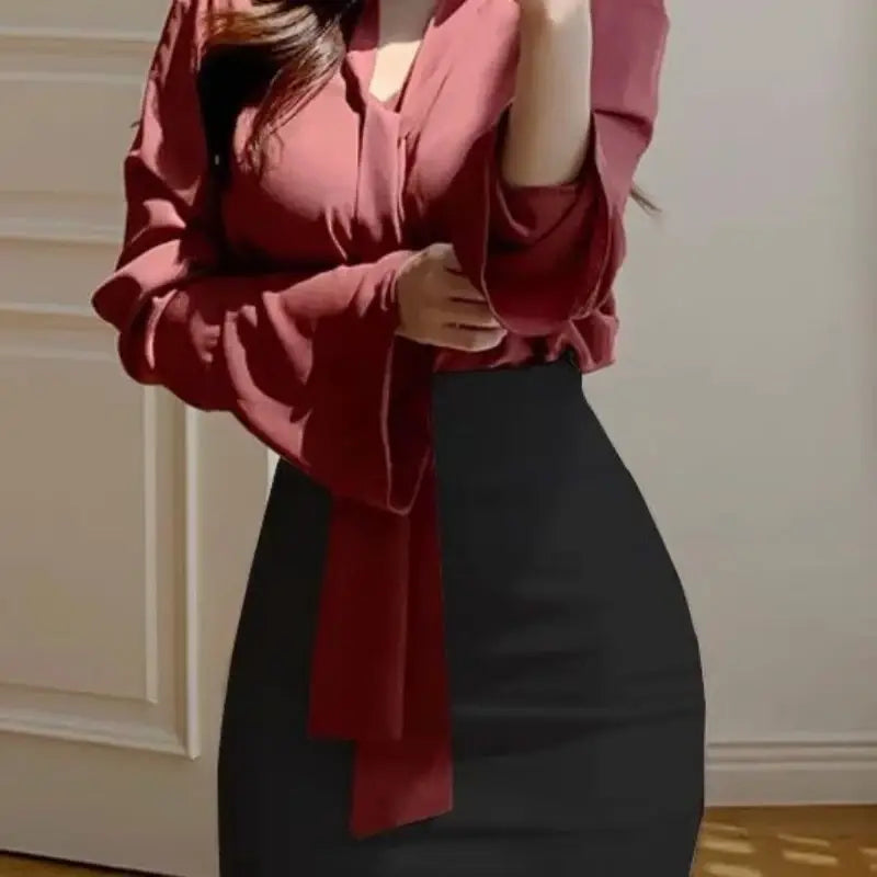 Mini-Bleistiftrock mit hoher Taille, kombiniert mit einer bordeauxroten Satinbluse mit langen Ärmeln und einer vorderen Schleifendetail