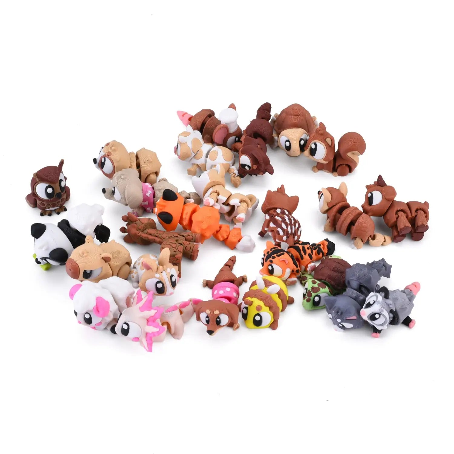 Une collection de jouets figurines d’animaux imprimées en 3D, au style cartoon coloré, présentant des textures rappelant le tissu moelleux et des yeux surdimensionnés, mettant en avant des produits finis.