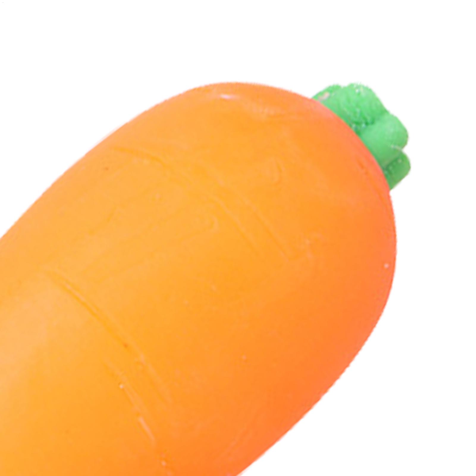 Juguete exprimible de rebote lento con forma de zanahoria naranja con parte superior verde con hojas mostrado desde el ángulo frontal