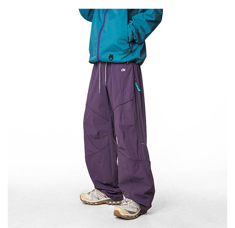 pantalones cargo impermeables de senderismo para hombre en color morado, con detalles de cremallera color verde azulado y un logotipo de marca sutil en la cinturilla, diseñados para un rendimiento de secado rápido.