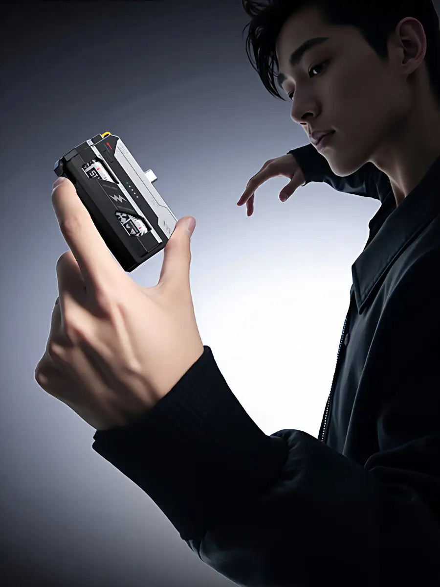 Schwarz-weißer Kassettenrekorder mit Retro-Design, dargestellt als taktische 5000-mAh-Taschenbatterie – ideal zur Verlängerung von Arbeitstagen und für positive Rückmeldungen von Nutzern.