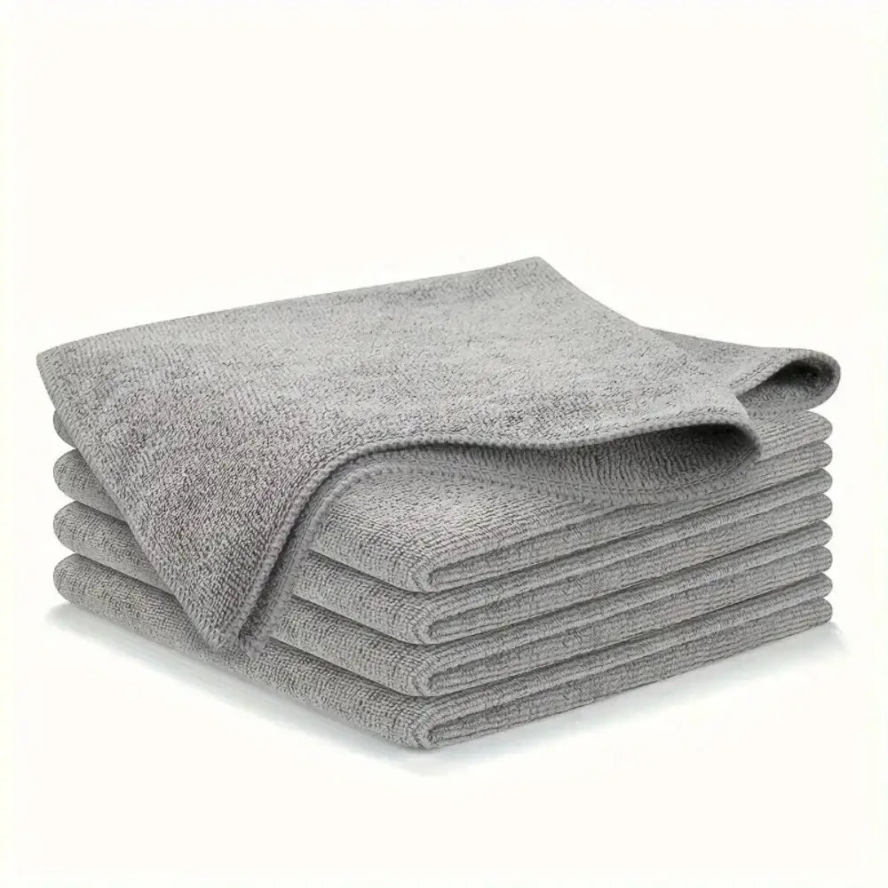 Une pile de serviettes en microfibres gris doux présentant un ensemble de tissus de cuisine absorbants adapté aux tâches de nettoyage.