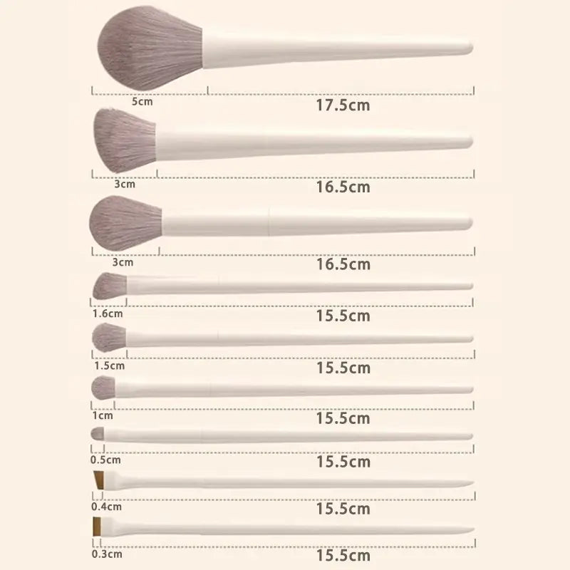Lot de dix pinceaux de maquillage à manches blancs, aux poils gris brun doux, présentant des tailles de pointe variées pour une application cosmétique précise.