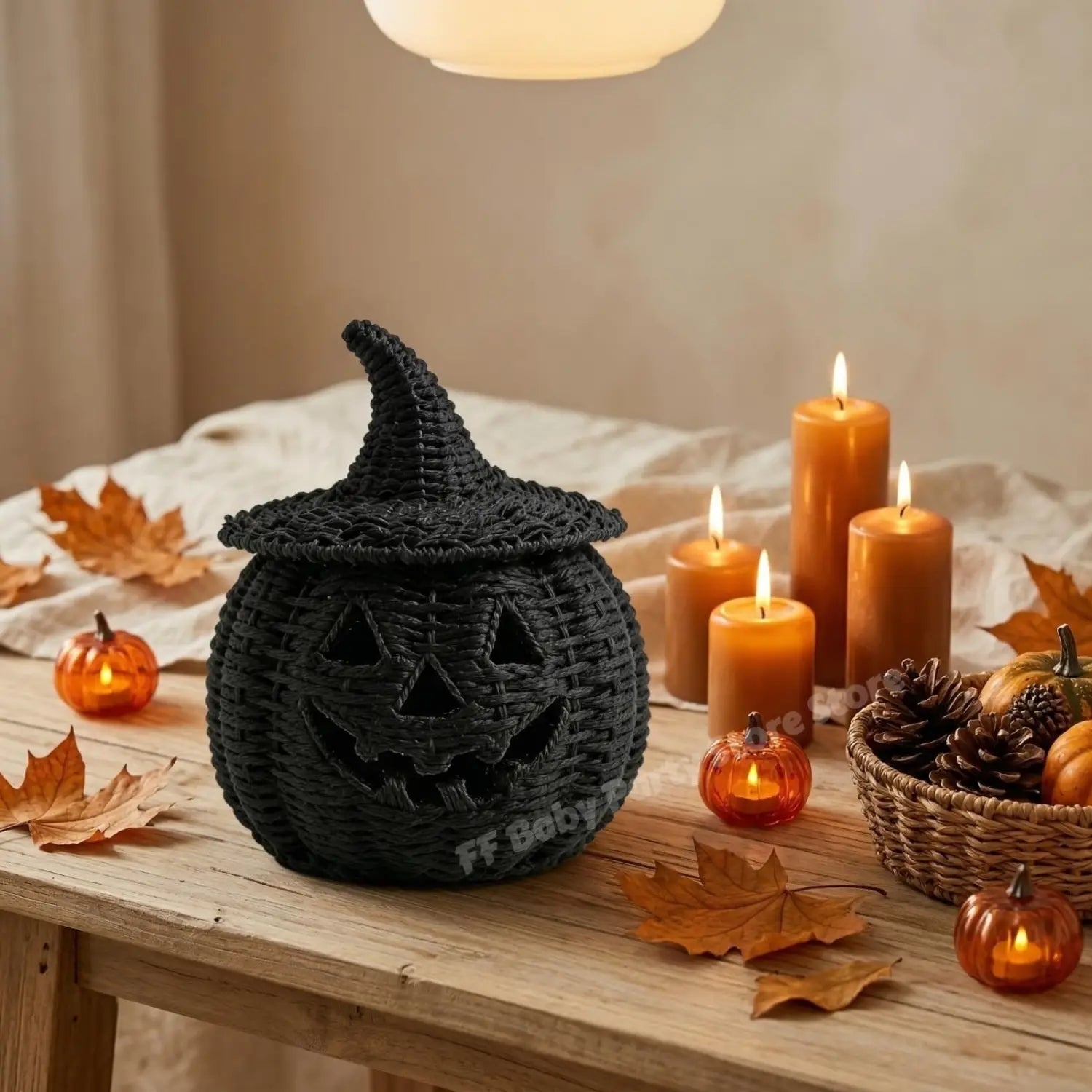 Schwarze geflochtene Kürbislaterne als Aufbewahrungsbehälter mit Hexenhut-Deckel und geschnitztem Jack-o’-Lantern-Gesicht