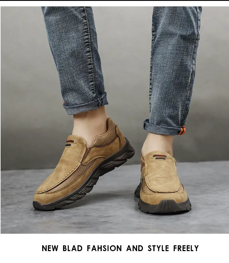 Herren-Lederschuhe im lässigen Stil aus beigem Wildleder mit Mesh-Einsätzen und schwarzer Gummisohle.
