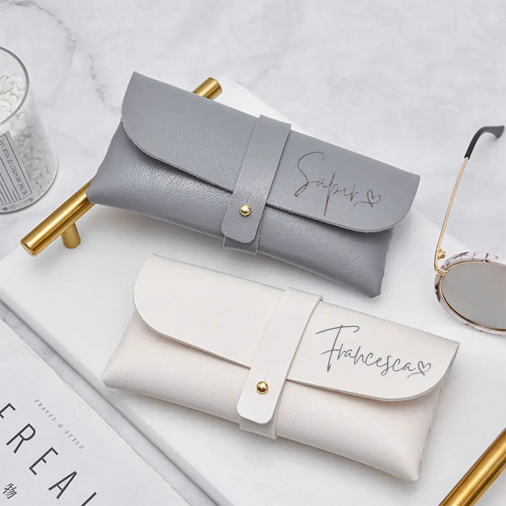 Étuis à lunettes en cuir gris et blanc avec ferrures ton or et gravure personnalisée du nom sur le rabat, étui à lunettes en cuir sur mesure personnalisé pour demoiselle d’honneur.