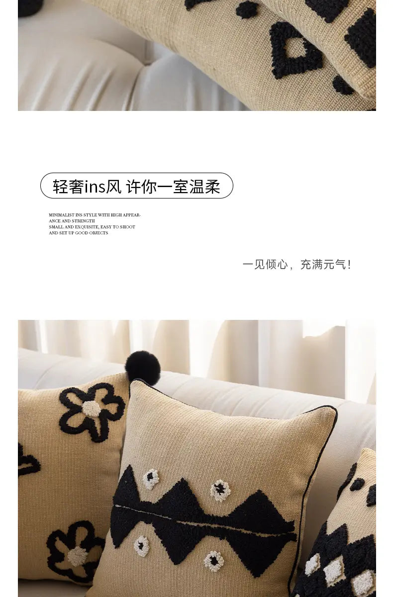 Housse de coussin bohème beige en maille, avec une broderie géométrique noire et des accents de boutons blancs, pour la décoration du salon.