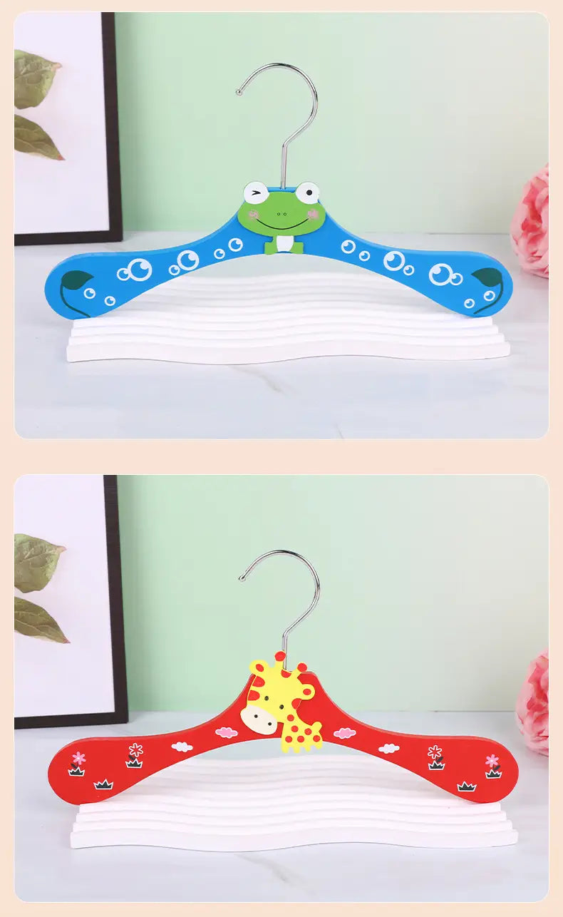 Blaue und rote Holz-Baby-Kleiderbügel mit Cartoon-Tiermotiven und Metallhaken für die Verwendung durch Kinder.