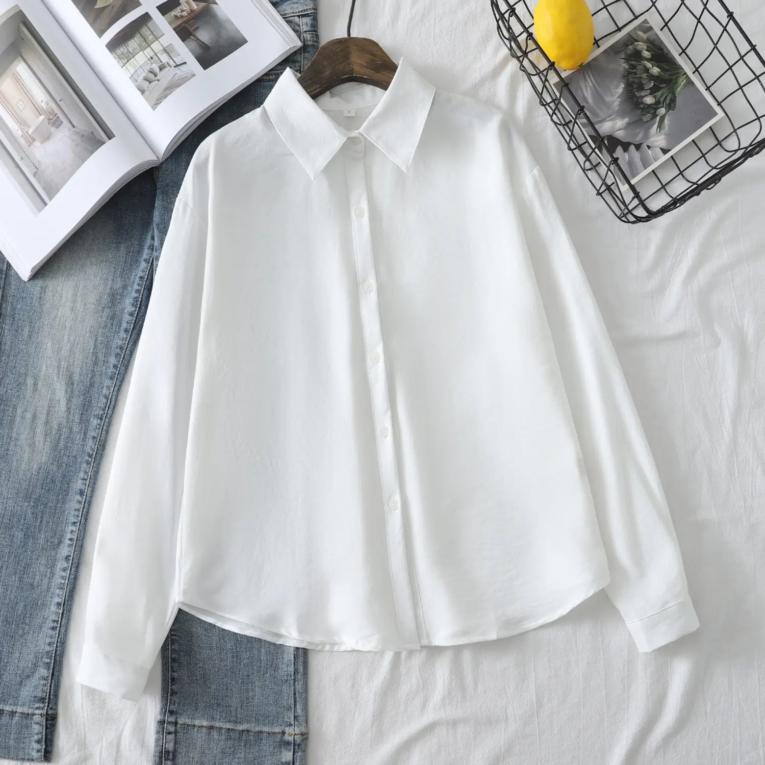 Weiße Damen-Casualbluse aus Baumwollmischgewebe mit langen Ärmeln mit klassischem Kragen, Knopfverschluss und legerer Passform.