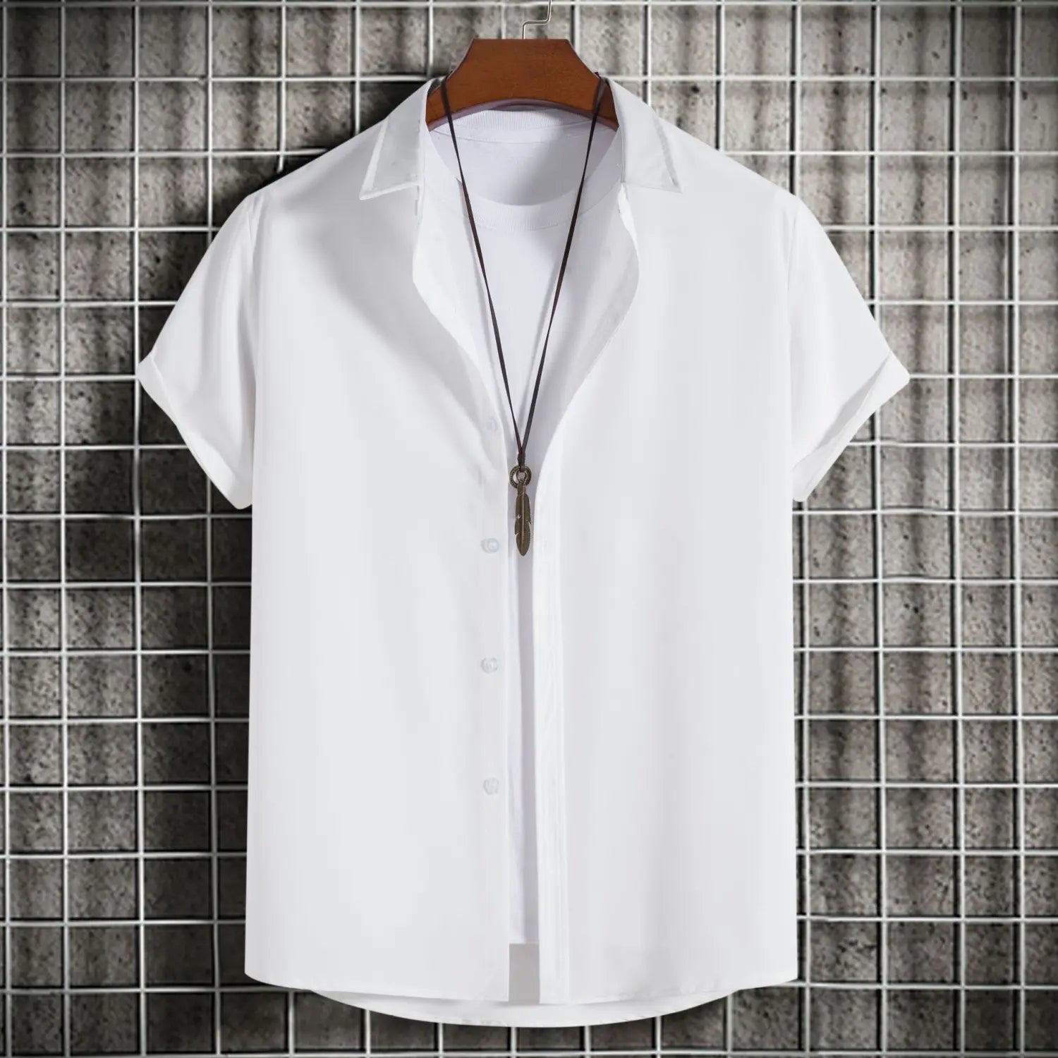 chemise blanche à manches courtes pour homme, style mode, unie, décontractée, boutonnée, avec col classique, présentée sur un cintre en bois, idéale comme chemise de plage