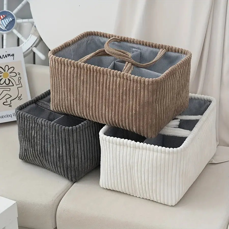 Beiger Cordstoff-Boho-Aufbewahrungskorb mit gestreiftem Innenfutter und gewebten Griffen, ausgelegt als Organizer mit mehreren Fächern.