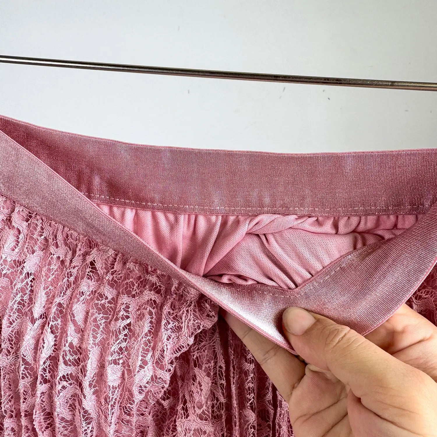 A delicate pink lace high waist pleated midi skirt with a satin-like elastic waistband suitable for Y2K streetwear.