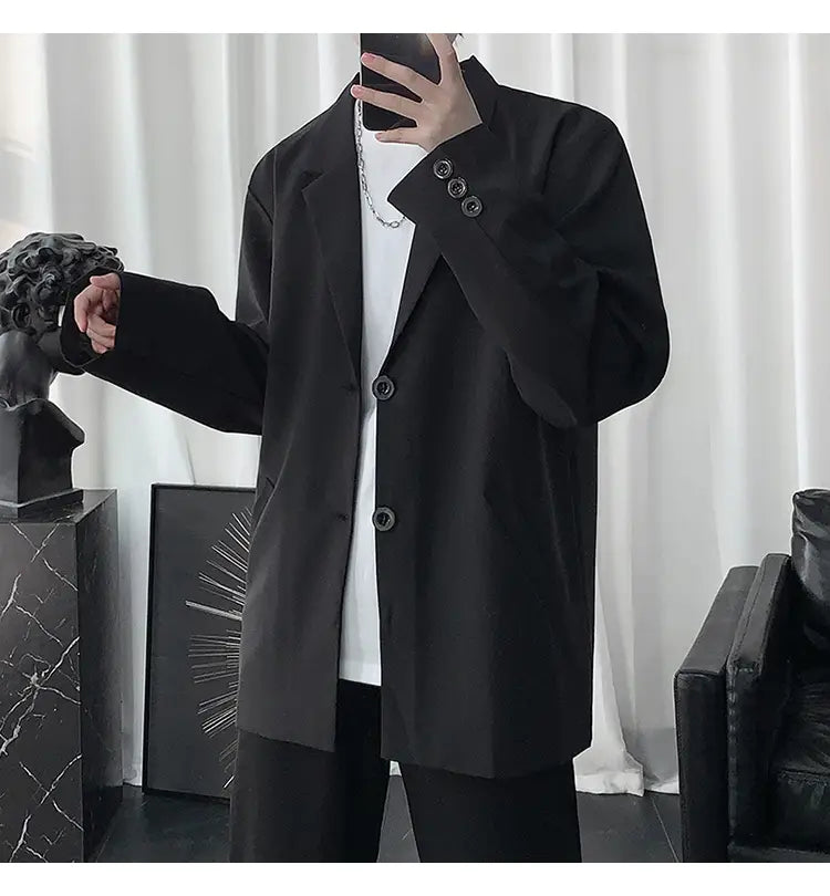 Schwarzer übergroßer Herren-Casual-Loose-Blazer in einfarbigem Stil mit drei dunklen Knöpfen und legerer Passform.