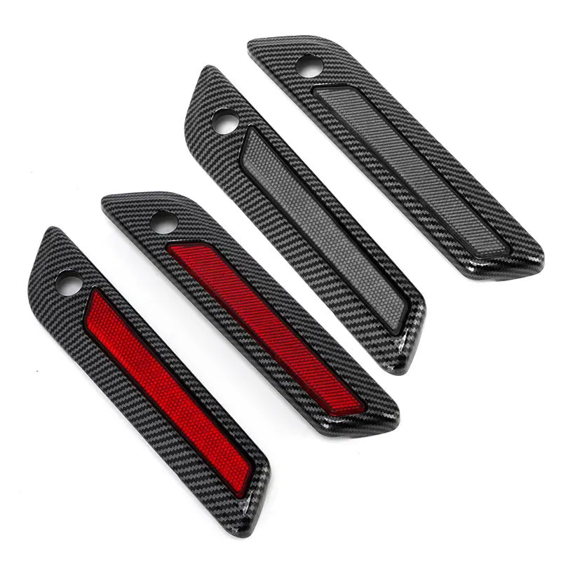 Cubiertas de pestillo de alforja de fibra de carbono negras para Harley Touring de 2014 en adelante con franjas reflectantes rojas en la moldura del tirador de la puerta del automóvil.