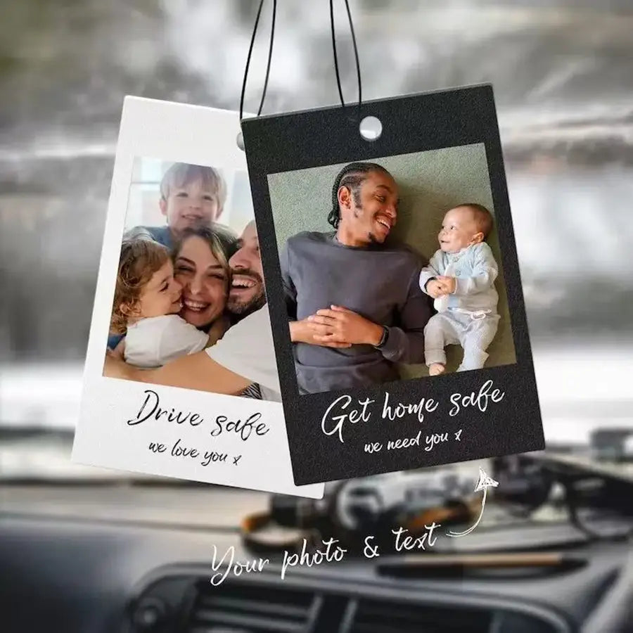 Schwarze- und weißfarbene individuelle Foto-Autoduft-Anhänger mit personalisierten Familienfotos und gefühlvollen Botschaften als personalisiertes Geschenk.