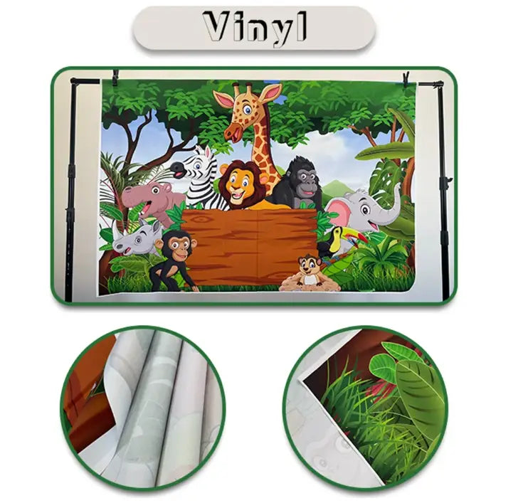 Ein lebhafter Teddybär-Babyduschen-Fotografie-Hintergrund im Stil eines Dschungels mit einem Cartoon-Motiv aus Giraffe, Löwe und Elefant um ein hölzernes Schild herum.