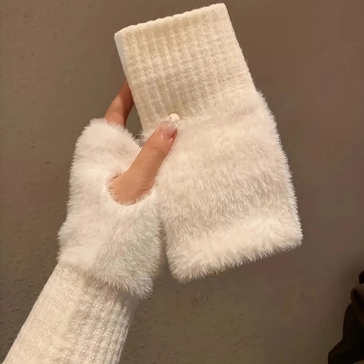 Gants d’hiver sans doigts moelleux blancs pour femmes, avec une partie supérieure texturée tissée et un matériau pelucheux doux pour la chaleur et le confort.