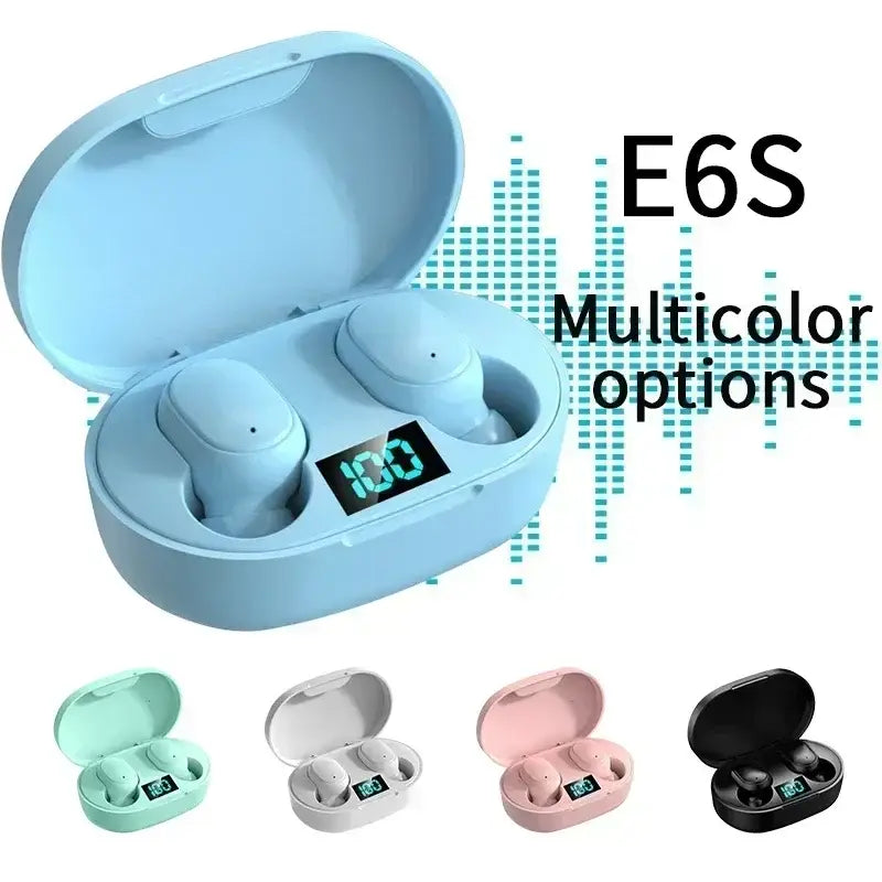 Hellblaue E6s-Wireless-Bluetooth-Ohrhörer mit digitaler Anzeige in einer passenden Ladehülle, die den Akkustand anzeigt.