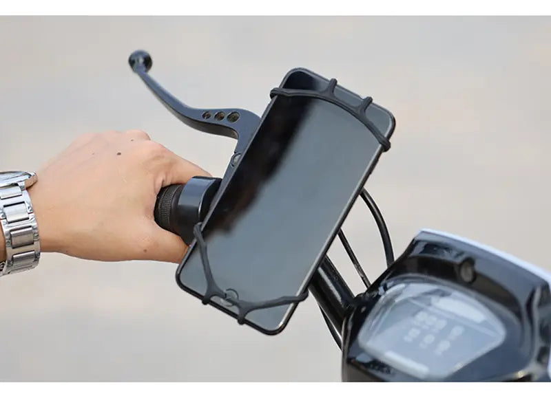 Soporte universal para teléfono de bicicleta de silicona negra montado en los manillares de la motocicleta que muestra el lado frontal
