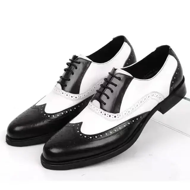 Zapatos de vestir tipo Oxford bicolor con costuras brogue para hombre, con empeines de cuero pulido negro y blanco, detalles perforados decorativos y cordones negros.