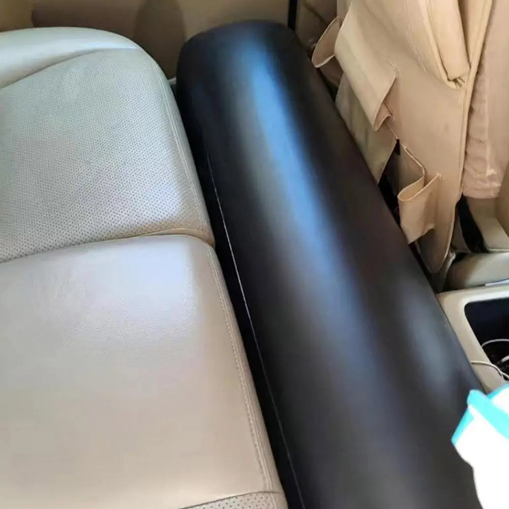 Schwarze Lederausführung für die Armlehnenabdeckung am Auto, von der Rückseite dargestellt, ausgelegt für die aufblasbare Autoluftmatratze für den Rücksitz, Reiseluftbett, um Komfort und Schutz zu bieten